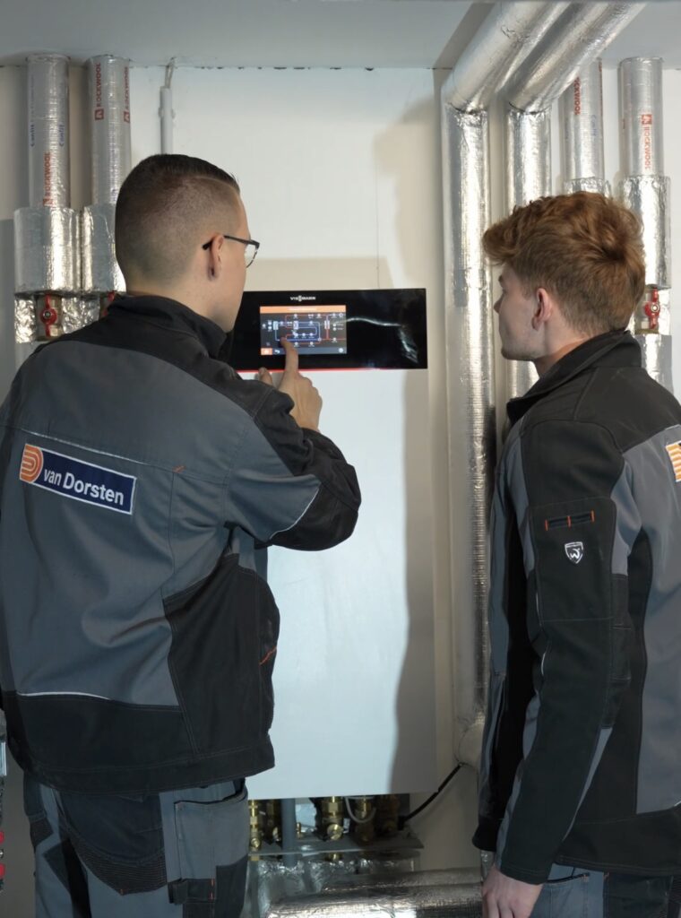 In unserer Ausbildung vermitteln wir den sicheren Umgang mit moderner Wärmepumpentechnik. Hier anhand der Inneneinheit einer Viessmann Wärmepumpe.