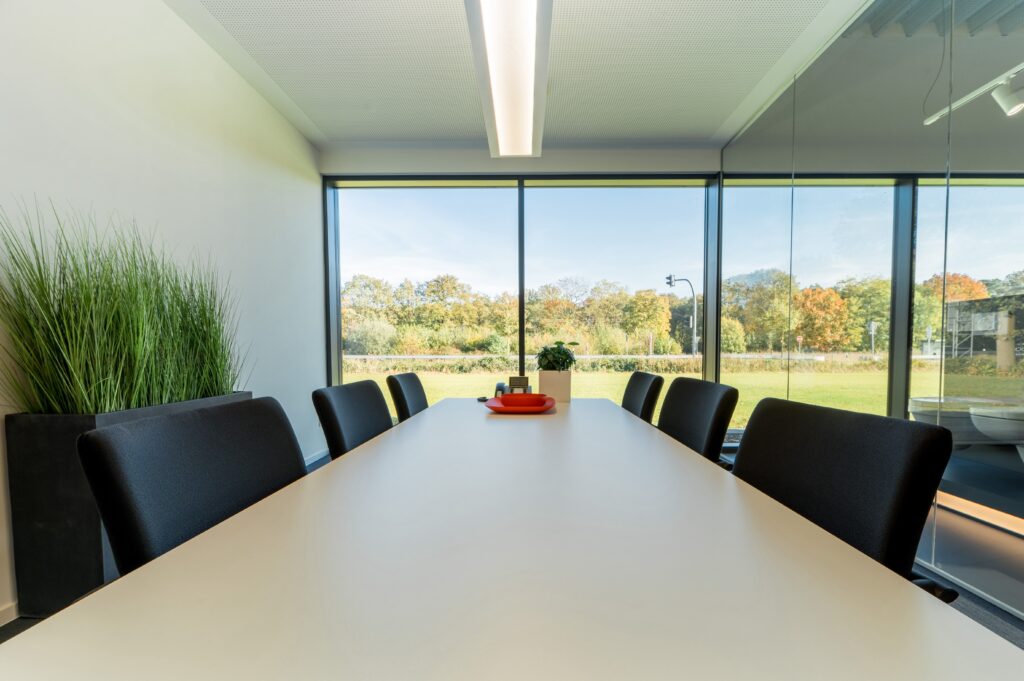 Besprechungszimmer mit Blick ins Grüne - hier entstehen individuelle Bad- und Heizkonzepte
