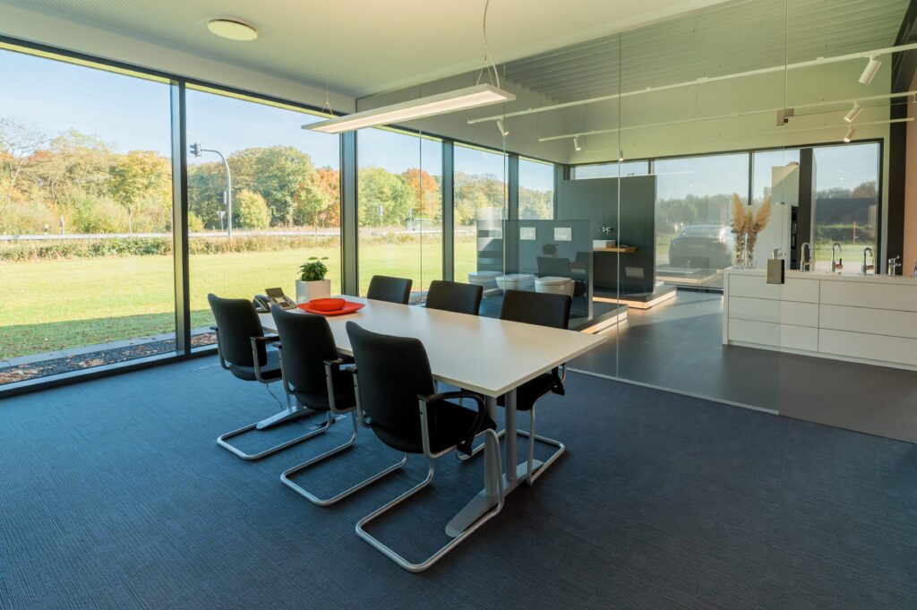 Besprechungszimmer mit Blick ins Grüne - hier entstehen individuelle Bad- und Heizkonzepte
