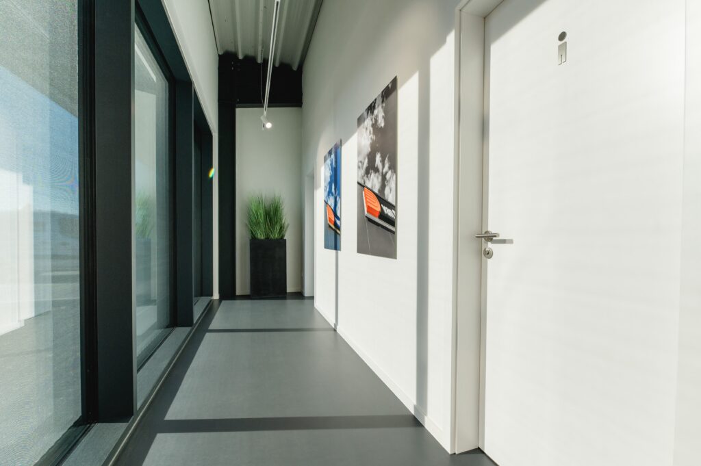 Große Fensterflächen und klare Architektur sorgen für eine lichtdurchflutete Atmosphäre in unserem Bürogebäude
