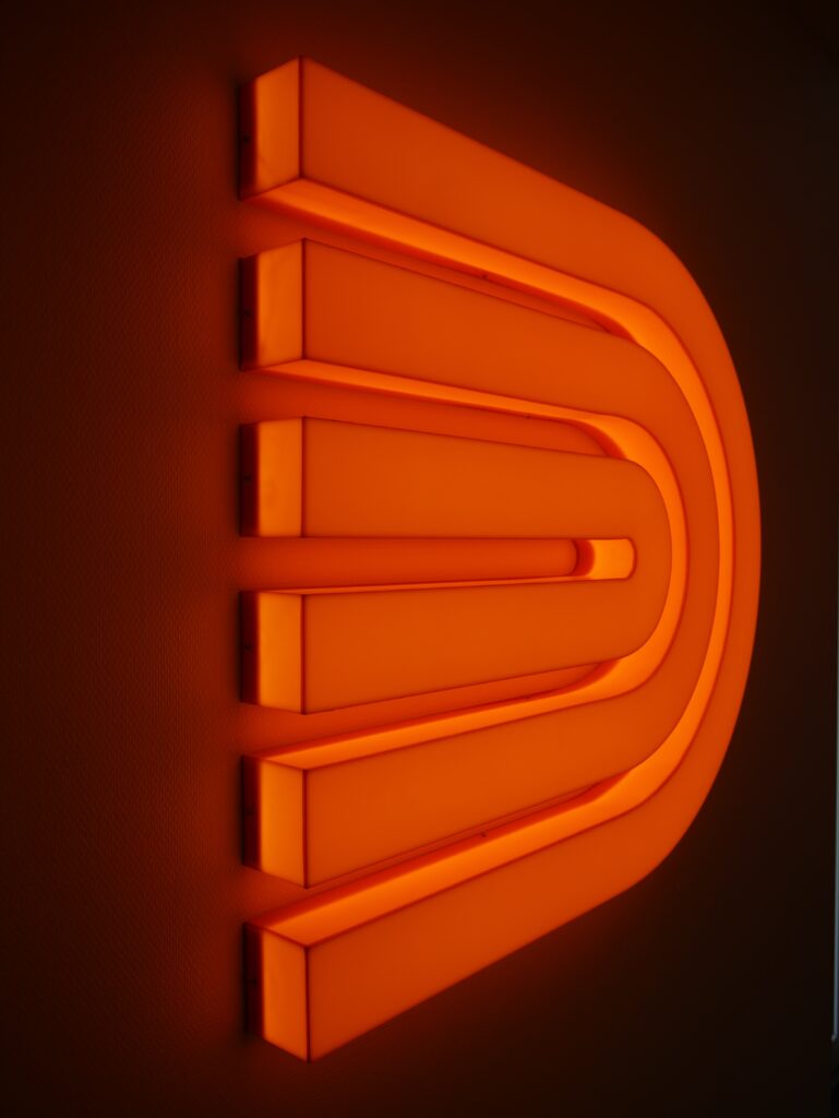 Das HighLIGHT bei uns im Aufenthaltsraum ist definitiv diese orangefarbene Lampe im Stil des van Dorsten Logos.