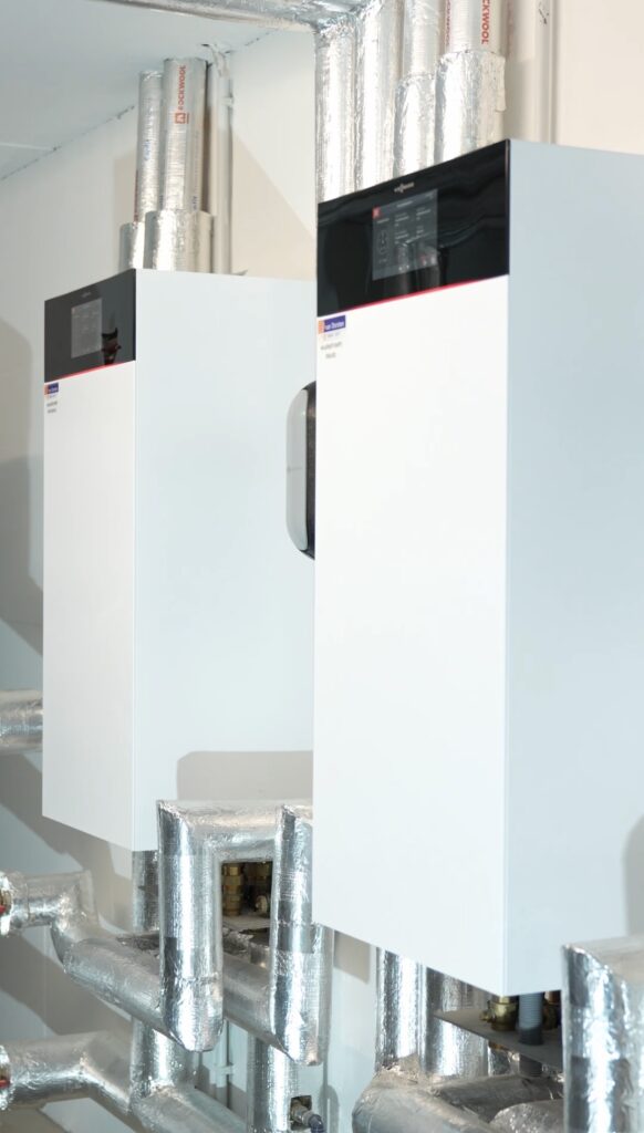 Wir setzen auf hochwertige Technik – hier die Inneneinheiten einer Viessmann Wärmepumpe mit fachgerecht installierten und isolierten Rohrleitungen.