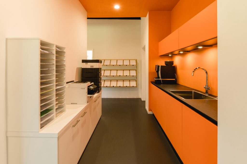 Der Blickfang in unserem Büro: die orangefarbene Küche