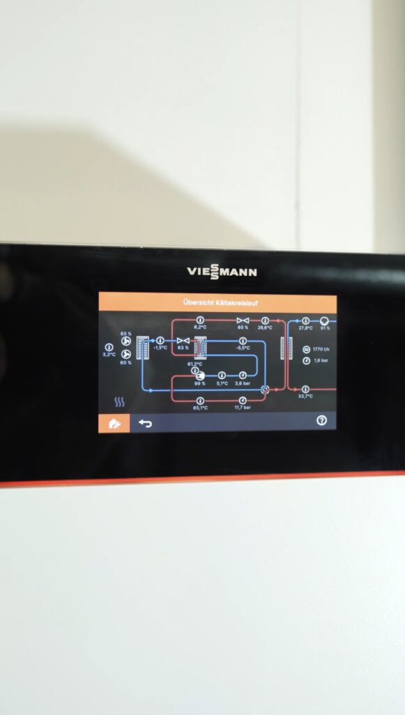 Das Display der Viessmann Inneneinheit zeigt eine Übersicht des Kältekreislaufs. Wir setzen auf durchdachte Technik mit Überblick.