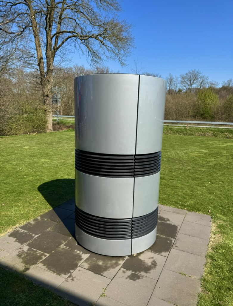 Designorientierte Außeneinheit einer Viessmann Wärmepumpe mit hochwertiger Verkleidung in moderner Zylinderform