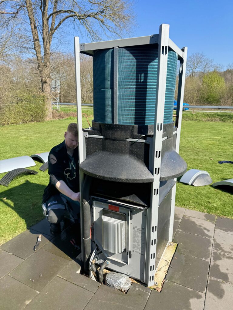 Service und Wartung einer Viessmann Luftwärmepumpe mit geöffnetem Gehäuse zur Überprüfung und Reinigung der Komponenten