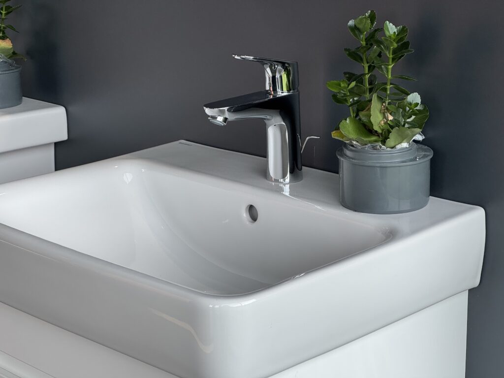 Klassische Waschtischanlage mit Unterschrank und Einhebelmischer in elegantem Badambiente